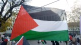 Demoteilnehmer mit Fahne, Frieden-für-Gaza-Demonstration, Schillerplatz, Stuttgart, 19.11.2023