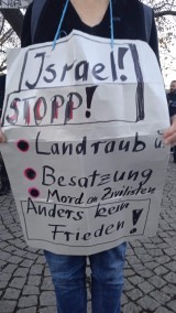 Teilnehmerin mit Plakat, Frieden-für-Palästina-Demo, Stuttgart, 19.11.23