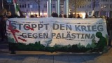 Teilnehmer mit Banner, Frieden-für-Palästina-Demo, Stuttgart, 19.11.23