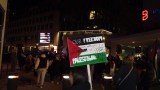 Teilnehmer mit Plakat, Frieden-für-Palästina-Demo, Stuttgart, 19.11.23