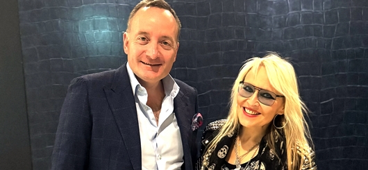 Stephan Görner holt die Queen of Heavy Metal, Doro Pesch, auf  den Laufsteg zur Charity-Gala „Kleider machen Leute