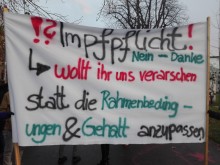 Transparent bei einer Demonstration gegen die Einführung der Impfpflicht in Gesundheitsberufen, Stuttgart, 27.11.21